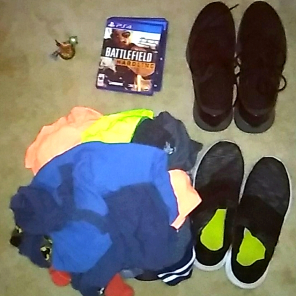 Lebron witness 4 shoes, clothing, and 3 ps4 games - Picture 1 of 12